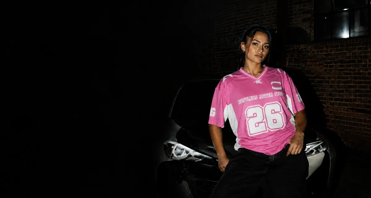 Modèle portant le maillot GRINDZ en édition limitée